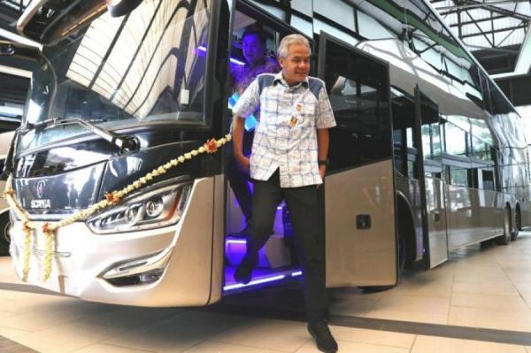 Ganjar Pranowo Lepas Ekspor 10 Unit Bus Tingkat ke Bangladesh